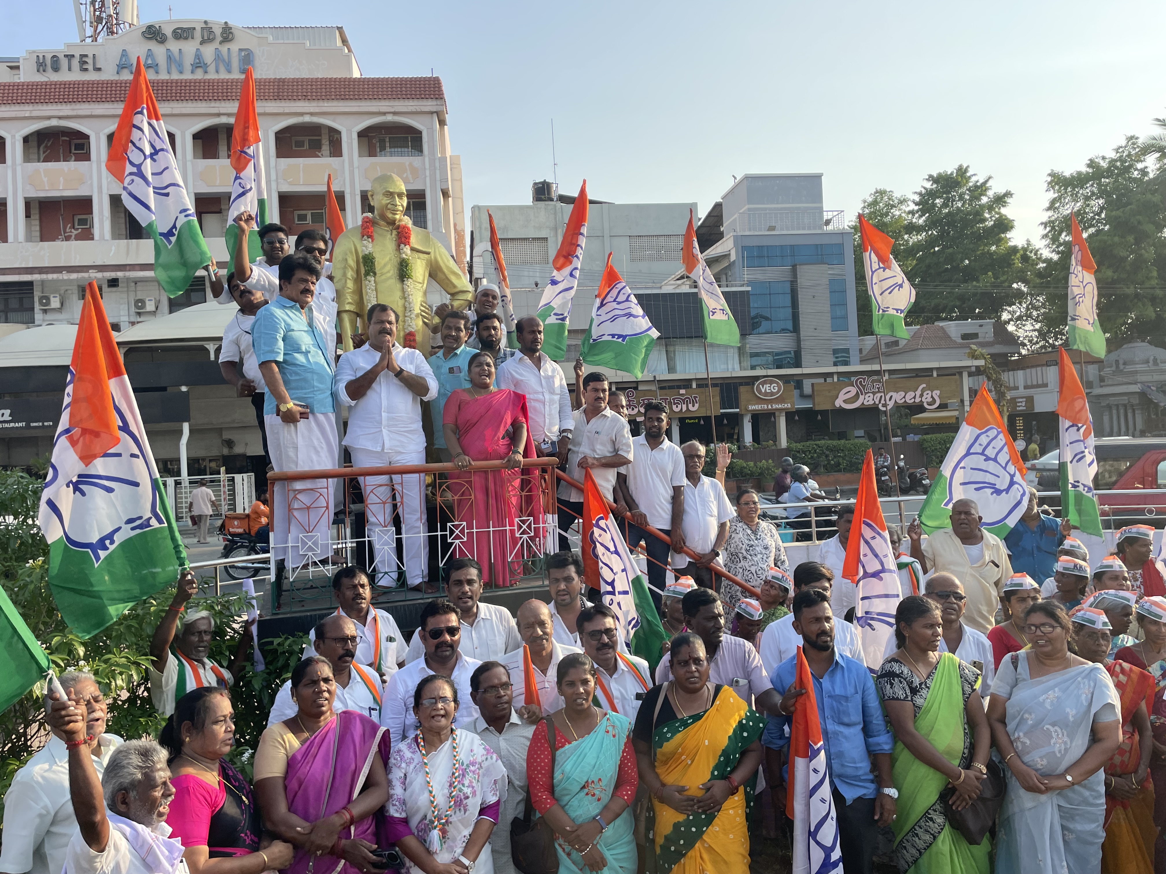  ராஜீவ் காந்தி பயங்கரவாதிகளால் படுகொலை செய்யப்பட்ட 35-வது ஆண்டு நினைவு நாள்திருச்சி மாவட்ட காங்கிரஸ் கட்சி சார்பில் மாலை அணிவித்து மரியாதை செலுத்தினர்